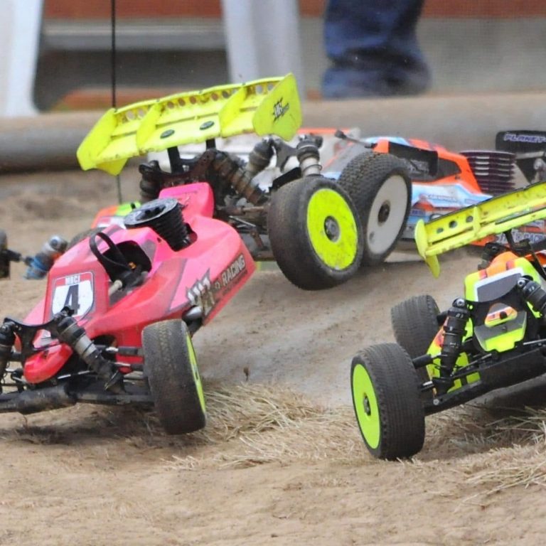 Verschiedene RC Autos die ein Rennen fahren